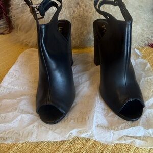 Liliana Black Open-Toe sling back block heels 4”